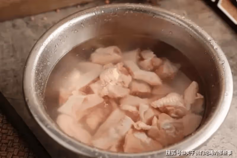 燉雞湯時,先焯水還是直接燉?教你正確方法,雞湯鮮嫩好喝沒腥味