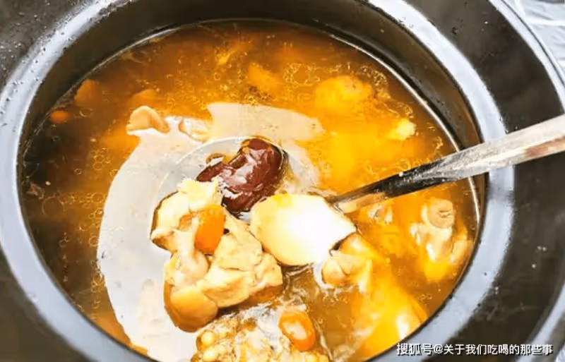 燉雞湯時,先焯水還是直接燉?教你正確方法,雞湯鮮嫩好喝沒腥味