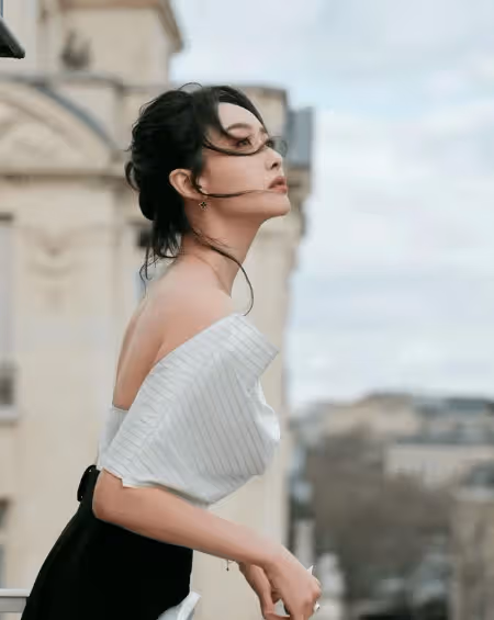 宋茜白黑色調的露肩半身裙優雅而大方