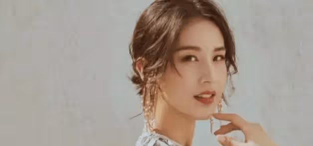 初戀臉出道即巔峰,25歲嫁入豪門,今民族造型曝光,網友:太美了