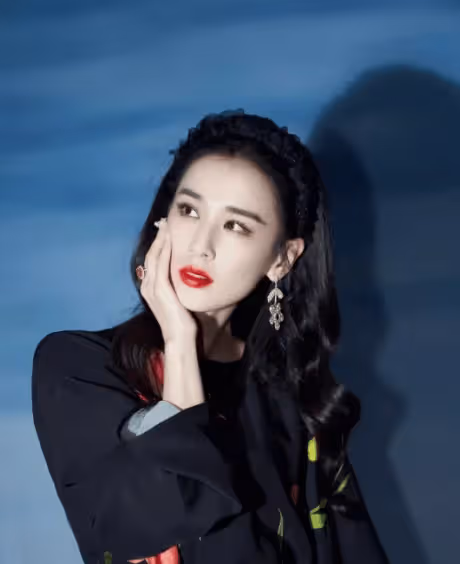 初戀臉出道即巔峰,25歲嫁入豪門,今民族造型曝光,網友:太美了