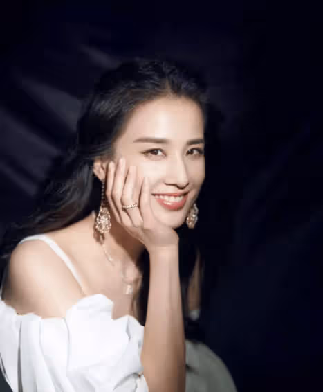 初戀臉出道即巔峰,25歲嫁入豪門,今民族造型曝光,網友:太美了