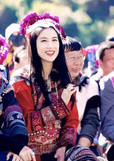 初戀臉出道即巔峰，25歲嫁入豪門，今民族造型曝光，網友：太美了