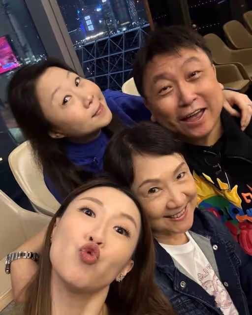 王晶慶祝69歲生日!太太罕見現身,對老公緋聞表現大度隱忍
