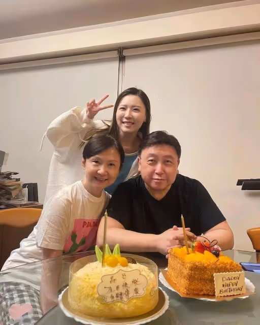 王晶慶祝69歲生日!太太罕見現身,對老公緋聞表現大度隱忍