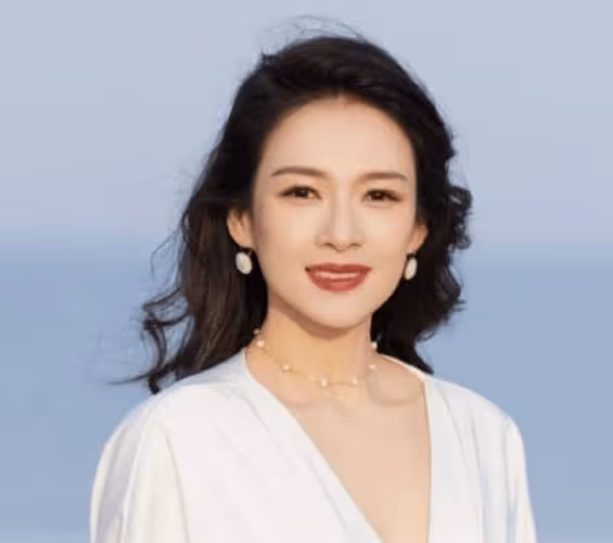 章子怡搶楊冪趙麗穎風頭，為奪取頭牌熱度，說服導演坎城紅毯獨美