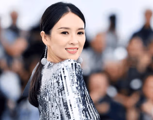 章子怡搶楊冪趙麗穎風頭，為奪取頭牌熱度，說服導演坎城紅毯獨美