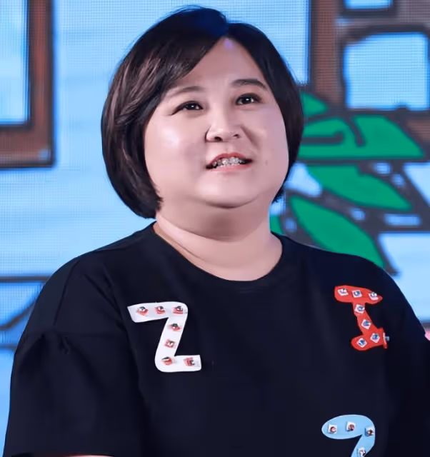 賈玲玩上了姐弟戀，曝與合伙人六年前隱婚，如今生育計劃提上議程