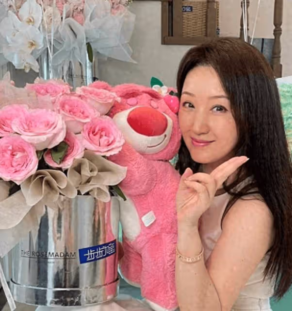 楊鈺瑩穿小白裙，嫩得像個「水蜜桃」，多年單身無子，豪宅自拍顯寂寞！