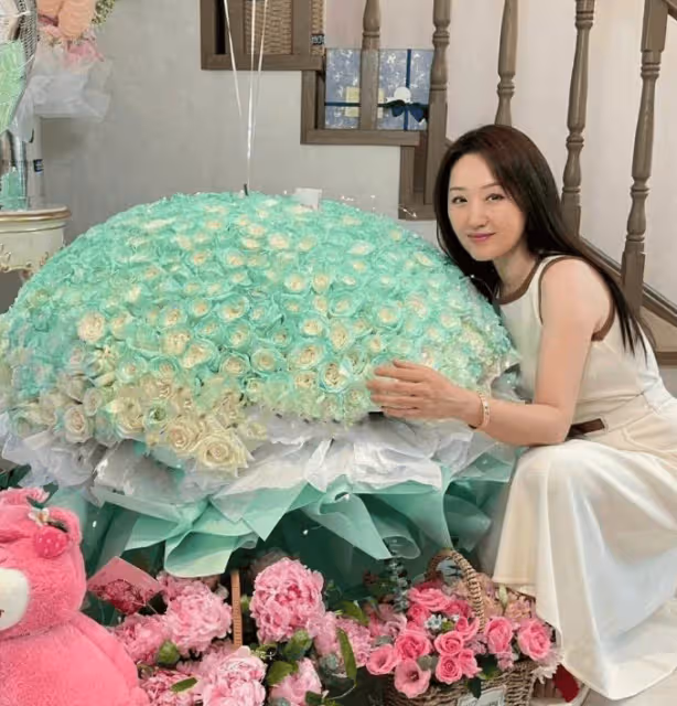 楊鈺瑩穿小白裙，嫩得像個「水蜜桃」，多年單身無子，豪宅自拍顯寂寞！