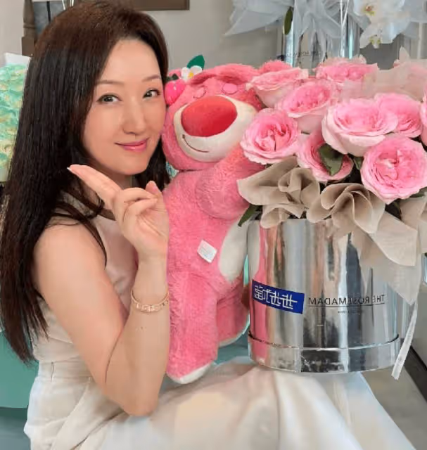 楊鈺瑩穿小白裙，嫩得像個「水蜜桃」，多年單身無子，豪宅自拍顯寂寞！