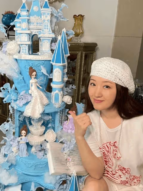 楊鈺瑩穿小白裙，嫩得像個「水蜜桃」，多年單身無子，豪宅自拍顯寂寞！