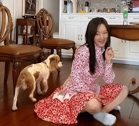 楊鈺瑩穿小白裙，嫩得像個「水蜜桃」，多年單身無子，豪宅自拍顯寂寞！