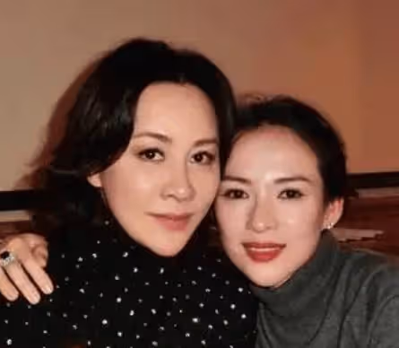 劉嘉玲在府邸為章子怡慶生，不時地交談、碰杯，展現出深厚的友情
