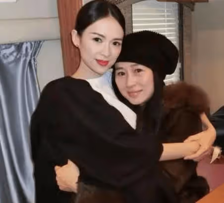 劉嘉玲在府邸為章子怡慶生，不時地交談、碰杯，展現出深厚的友情