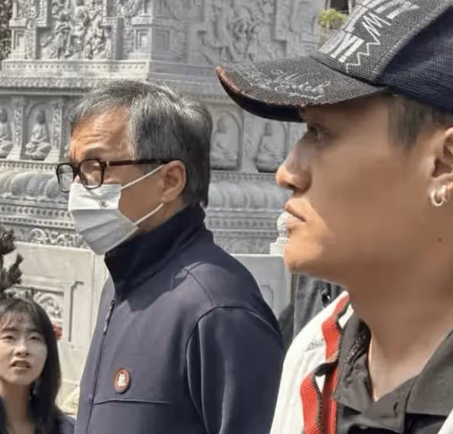成龍武漢高校參加活動，20本簽名書只剩2本，氣得當場戳破黑幕
