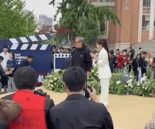 成龍武漢高校參加活動，20本簽名書只剩2本，氣得當場戳破黑幕