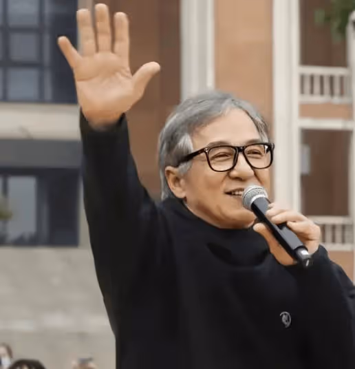 成龍武漢高校參加活動，20本簽名書只剩2本，氣得當場戳破黑幕
