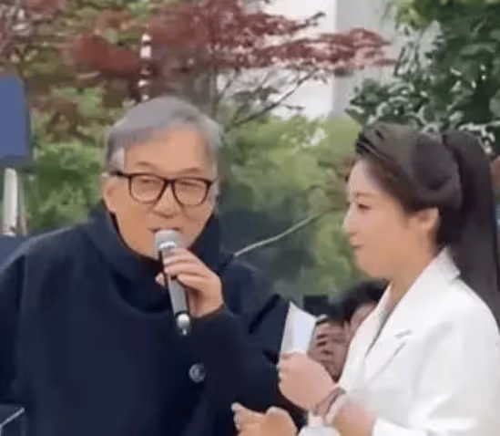 成龍武漢高校參加活動，20本簽名書只剩2本，氣得當場戳破黑幕