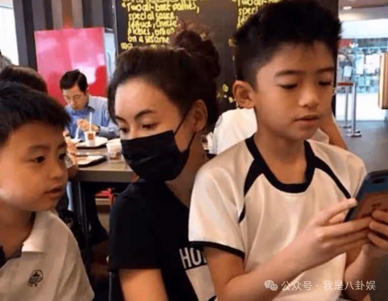 基因是騙不了人的！張柏芝三胎兒子正面照曝光，終於洗清了謝霆鋒了的冤屈