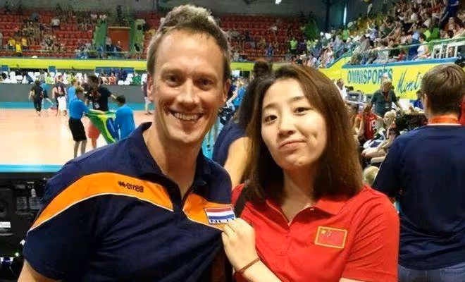 中國女排名將遠嫁美國，相差16歲跨國戀，住豪宅秀豪車生活滋潤