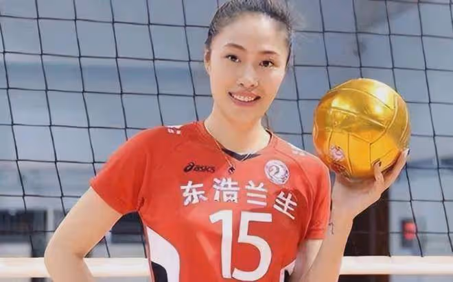 中國女排名將遠嫁美國，相差16歲跨國戀，住豪宅秀豪車生活滋潤