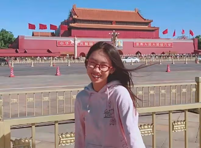 馮小剛養女首曬童年照，徐小朵從小就是萌妹子，和爸媽同框超有愛
