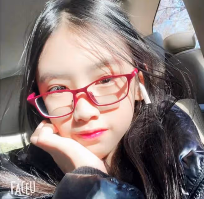 馮小剛養女首曬童年照，徐小朵從小就是萌妹子，和爸媽同框超有愛