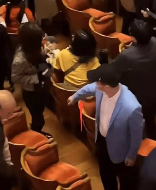 劉強東夫婦現身李雲迪演奏會，恩愛有加，章澤天顏值更勝從前