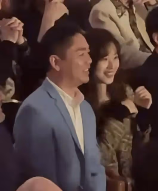 劉強東夫婦現身李雲迪演奏會，恩愛有加，章澤天顏值更勝從前