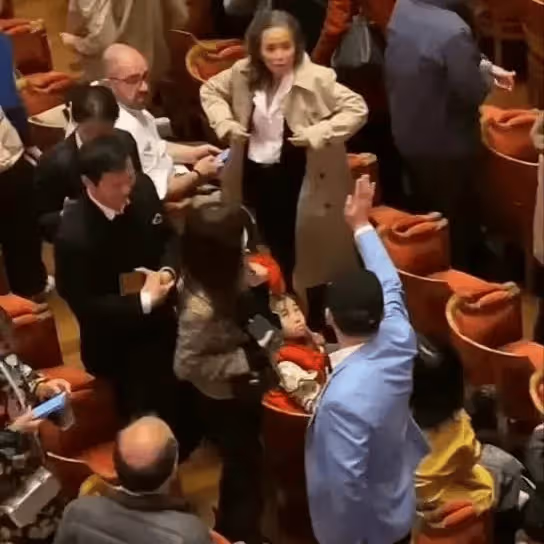 劉強東夫婦現身李雲迪演奏會，恩愛有加，章澤天顏值更勝從前