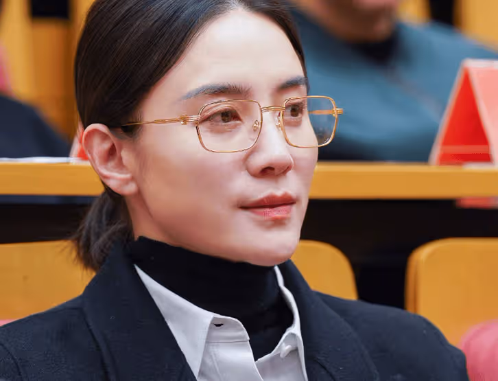 43歲宋佳跟49歲周迅同框,我才徹底明白,什麼叫氣質和骨相