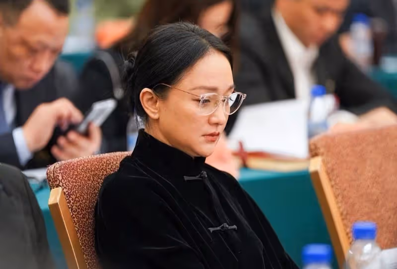 43歲宋佳跟49歲周迅同框,我才徹底明白,什麼叫氣質和骨相