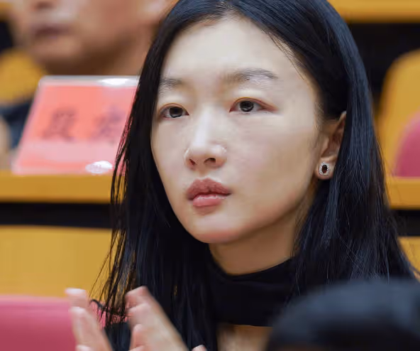 43歲宋佳跟49歲周迅同框,我才徹底明白,什麼叫氣質和骨相