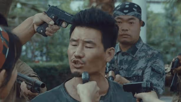 嘎子哥花1億翻拍《戰狼2》,模仿吳京不成,卻成全網笑料