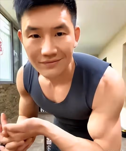 嘎子哥花1億翻拍《戰狼2》,模仿吳京不成,卻成全網笑料