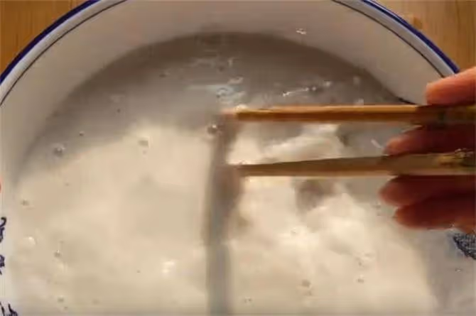 一碗澱粉,2碗水,倒進鍋里攪一攪,教你在家做東北特色小吃炒粉
