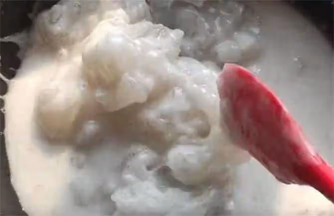 一碗澱粉,2碗水,倒進鍋里攪一攪,教你在家做東北特色小吃炒粉