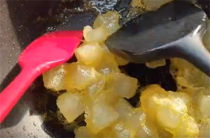 一碗澱粉,2碗水,倒進鍋里攪一攪,教你在家做東北特色小吃炒粉