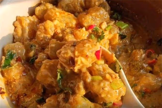 一碗澱粉,2碗水,倒進鍋里攪一攪,教你在家做東北特色小吃炒粉