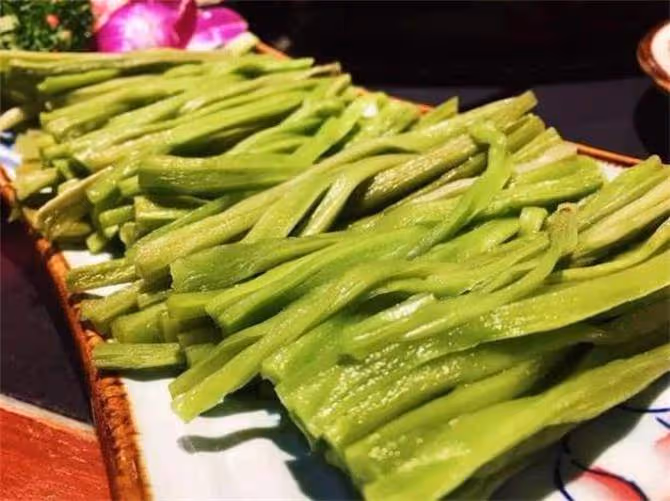 貢菜到底是什麼?它是萵筍嗎?貢菜和萵筍有什麼區別