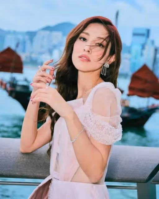 陳凱琳寫真性感火辣！疑似真空？她視帝老公很不滿