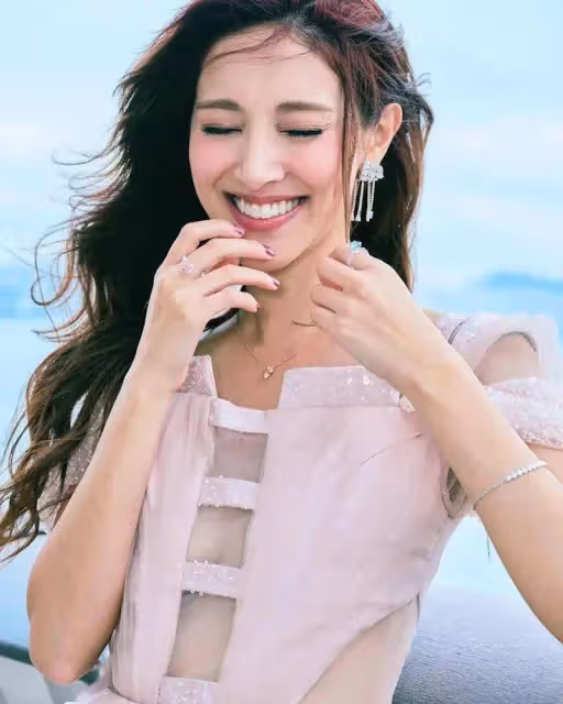 陳凱琳寫真性感火辣！疑似真空？她視帝老公很不滿