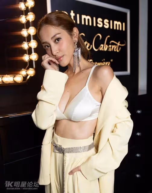 陳凱琳寫真性感火辣！疑似真空？她視帝老公很不滿