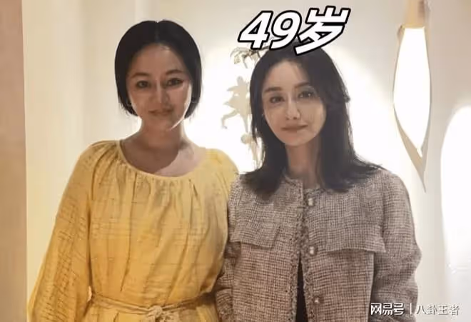 陳德容老成這樣了？穿3000外套戴巨型鑽戒聚餐，手背暴露真實年齡