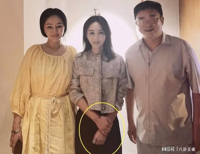 陳德容老成這樣了？穿3000外套戴巨型鑽戒聚餐，手背暴露真實年齡