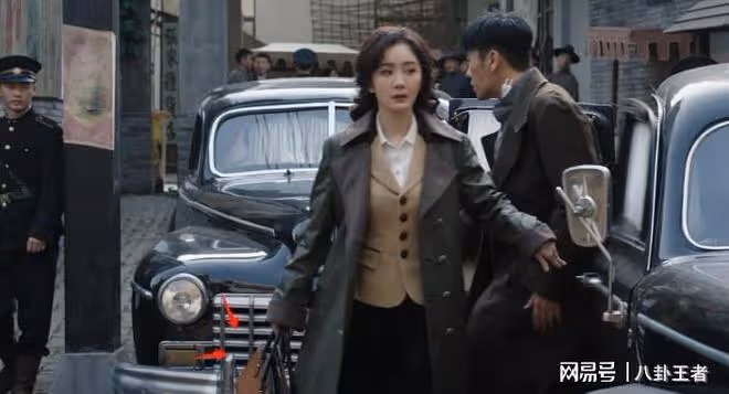 可別再霍霍諜戰劇了！楊冪天天拎愛馬仕包，塗雅詩蘭黛口紅演特務