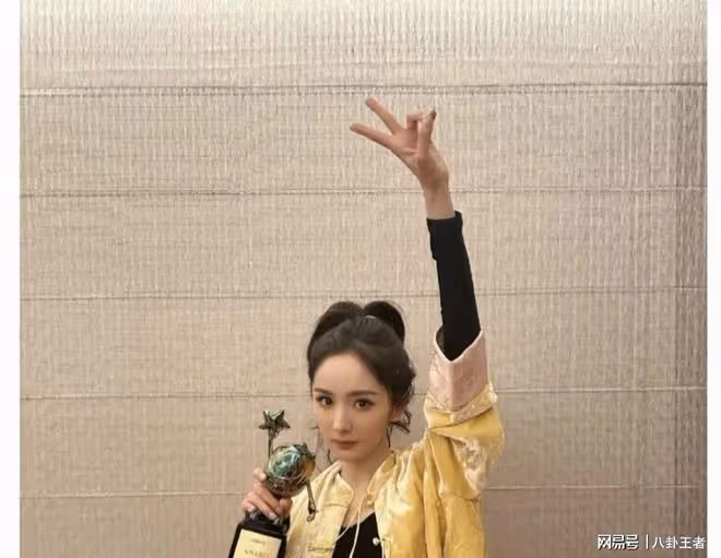 《火鍋》票房大撲街！導演直播無語落淚，楊冪宣傳擺爛被批不上心