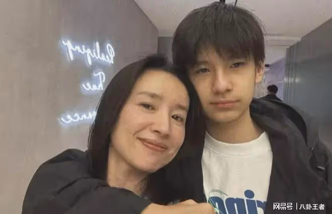 董潔枉為人母！曬兒子合照，把兒子當老公，在他身上找戀愛的感覺
