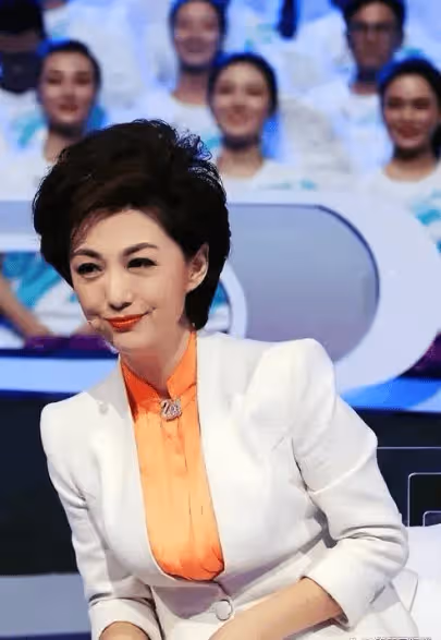 比董卿美十倍，46歲「最美主播」提唯一要求，讓全國男人羞愧難當